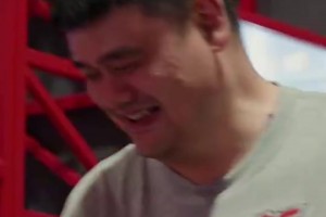 和自己海报比身高！姚明打趣：我还在长身体、鞋里塞了东西