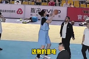 这外国教练在教张子宇什么，看不懂